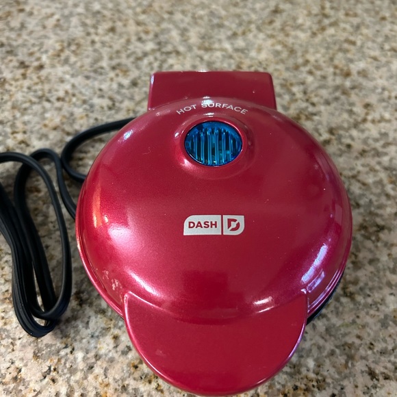 Dash mini Pizzelle Maker. 4” cooking surface. - Picture 3 of 5